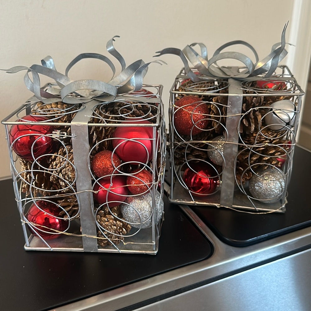 Christmas is near and it’s time to add this pair of modern gift boxes